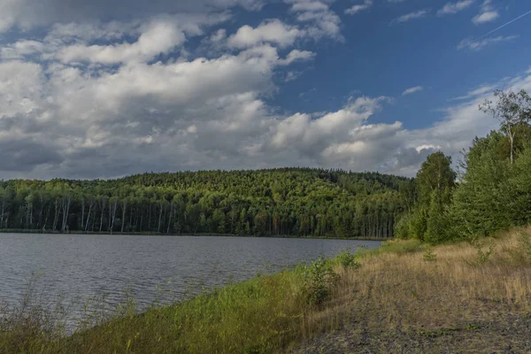 Благословенный пруд в городе Кинсперк-над-Ори на западе Чехии — стоковое фото