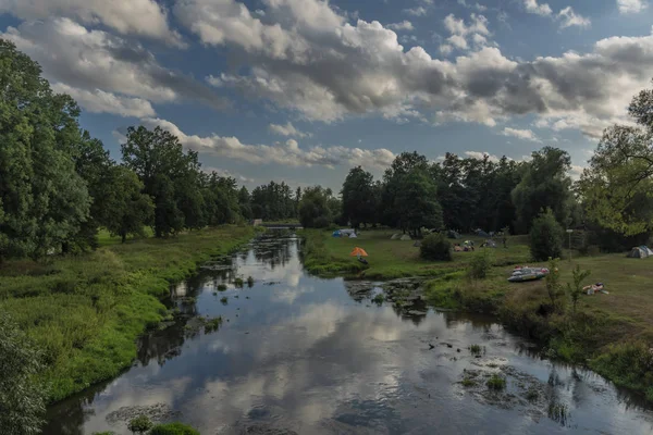 Ohre Fluss mitten im Sommer mit Birke und Zelten — Stockfoto