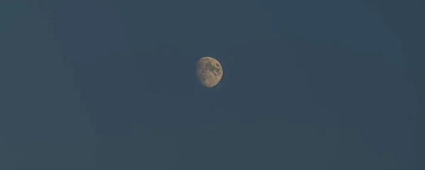 Lua branca com céu azul de verão — Fotografia de Stock
