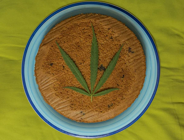 Marihuana peperkoek met zure kersen en witte moerbeien — Stockfoto