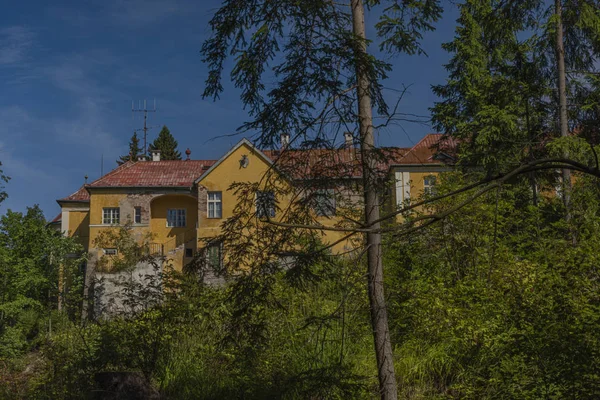 Régi vadászat vár erdőben Krusne-hegység nyári napsütéses nap közelében patak — Stock Fotó