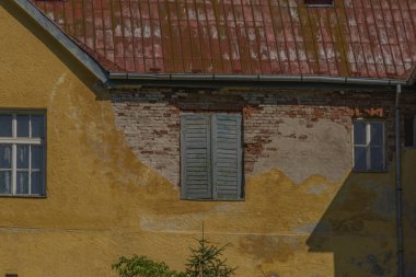 Dere yakınında yaz güneşli bir günde Krusne dağlarında ormanda eski av kale