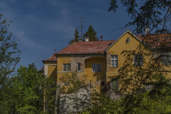 Stary zamek myśliwski w lesie w górach Rudawy w lecie słoneczny dzień w pobliżu potoku — Zdjęcie stockowe