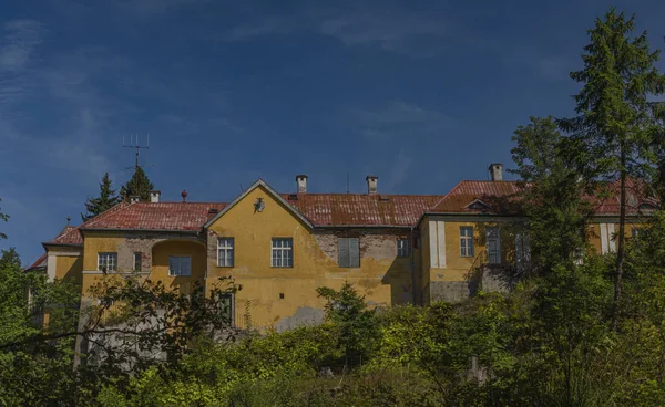 Dere yakınında yaz güneşli bir günde Krusne dağlarında ormanda eski av kale — Stok fotoğraf