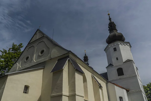 Kerk in Jindrichovice dorp in de buurt van Sokolov stad in de zomer zonnige dag — Stockfoto