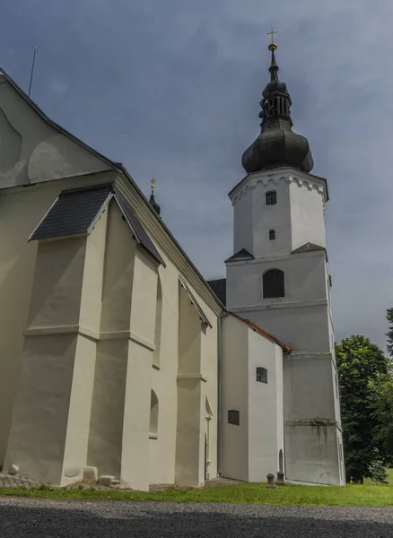 Kościół w miejscowości Jindrichovice w pobliżu miasta Sokolov w lecie słoneczny dzień — Zdjęcie stockowe