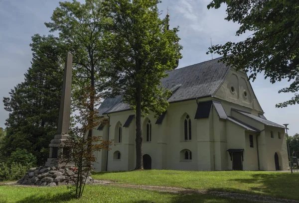 A Sokolovi falu közelében lévő Jindrichovice-i templom nyári napsütéses napon — Stock Fotó