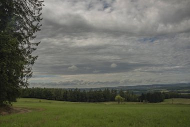 Ohre nehri ile Sabina köyü üzerinde çayır ve ormanlar