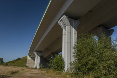 Yaz sabahı Kamenny Dvur köyü yakınlarında mavi gökyüzü ile Karayolu köprüsü