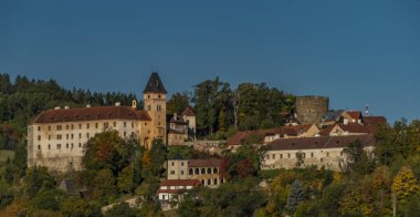 Şatosu ve demiryolu olan Vimperk kasabası sonbahar güneşli sabahında binaların yakınında.