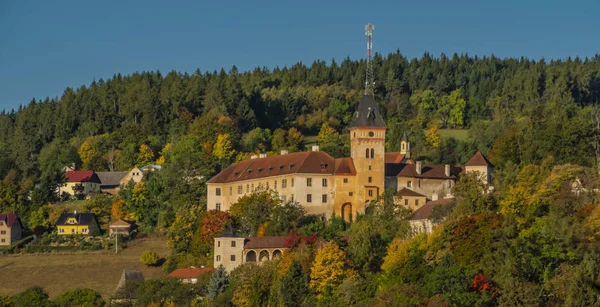 Vimperk Stadt mit Schloss und Eisenbahn in der Nähe von Gebäuden im Herbst sonnigen Morgen — Stockfoto