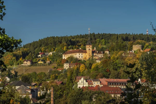 Vimperk ville avec château et chemin de fer près des bâtiments en automne matin ensoleillé — Photo