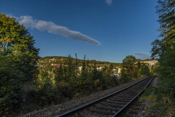 Vimperk stad med slott och järnväg nära byggnader på hösten solig morgon — Stockfoto