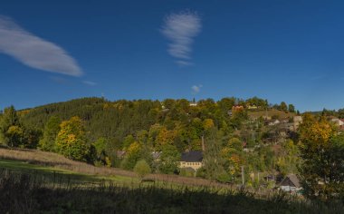Şatosu ve demiryolu olan Vimperk kasabası sonbahar güneşli sabahında binaların yakınında.