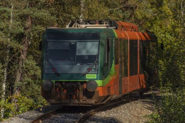 Sumava parkındaki Vimperk kasabası yakınlarında rengarenk sonbahar sabahı yolcu treni