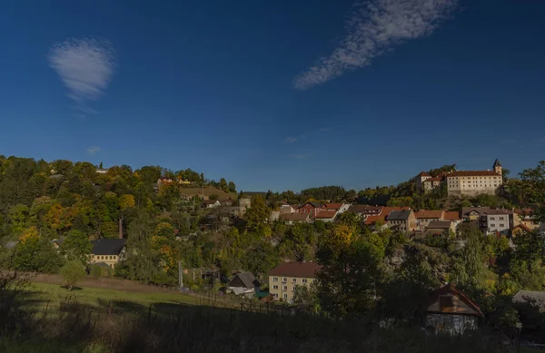 Vimperk ville avec château et chemin de fer près des bâtiments en automne matin ensoleillé — Photo