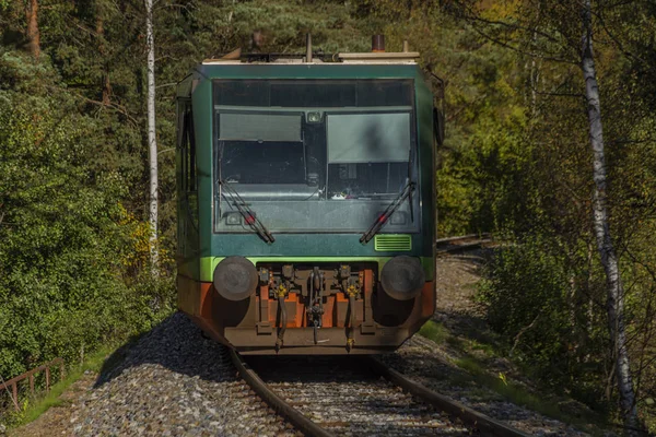 Passagierstrein in kleur herfst ochtend in de buurt van Vimperk stad in park Sumava — Stockfoto