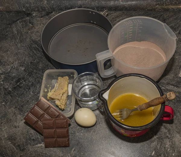 Fazer bolo marrom de maconha com pêssego e morango e folha de maconha — Fotografia de Stock