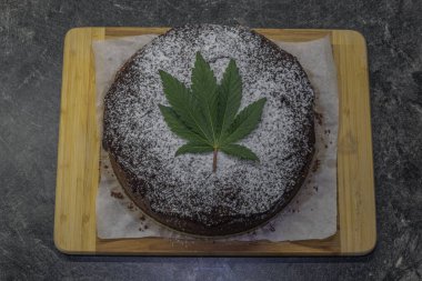 Şeftali, çilek ve kenevir yapraklı marihuana esmer kek yapmak