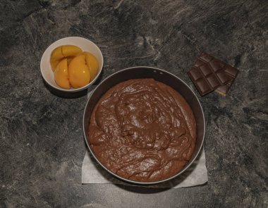 Şeftali, çilek ve kenevir yapraklı marihuana esmer kek yapmak