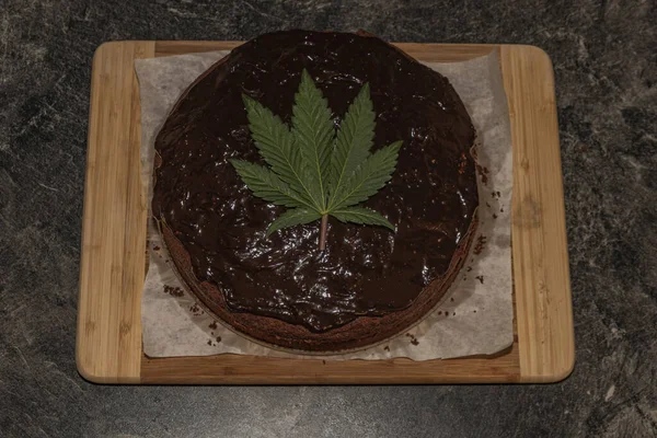 Wykonanie z marihuany brązowy tort z brzoskwini i owoców truskawki i liści konopi — Zdjęcie stockowe