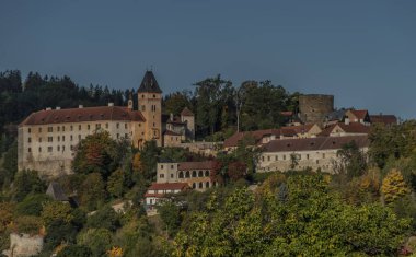 Şatosu ve demiryolu olan Vimperk kasabası sonbahar güneşli sabahında binaların yakınında.