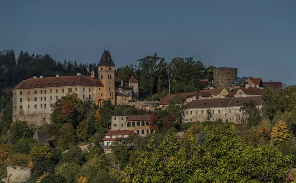 Vimperk stad met kasteel en spoorlijn in de buurt van gebouwen in de herfst zonnige ochtend — Stockfoto