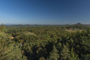 Sedina tepesinden derin yeşil sonbahar ormanlarının manzarası