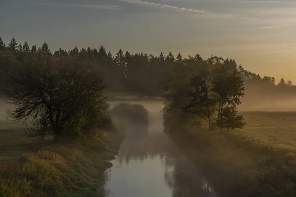 Napkelte a Blanice folyó felett Dél-Csehországban ősszel szép reggel — Stock Fotó