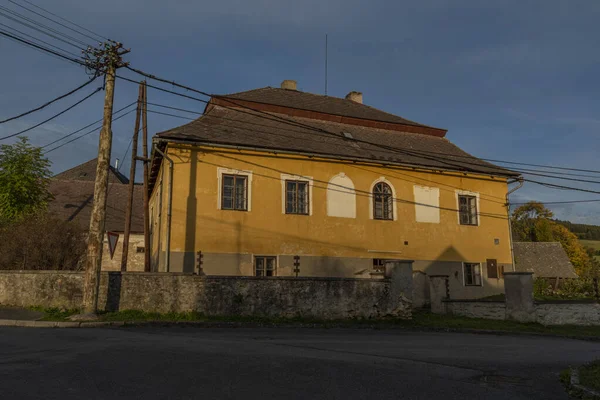 Vecchio edificio a colori con cielo blu nel villaggio di Besiny in autunno sera — Foto Stock