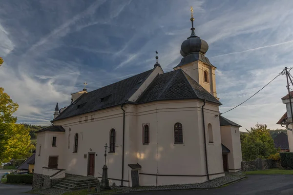 Stary kościół z błękitnym niebem w Besiny wsi jesienią wieczorem — Zdjęcie stockowe