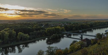 Melnik Şatosu 'ndan sonbahar renk gününde gün batımı