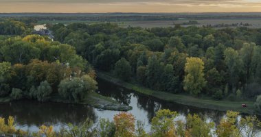 Melnik Şatosu 'ndan sonbahar renk gününde gün batımı