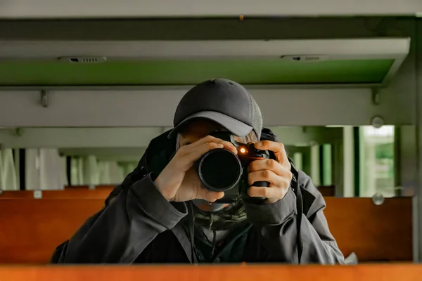 Homme Avec Capuchon Caméra Dans Miroir Dans Compartiment Train Rapide — Photo