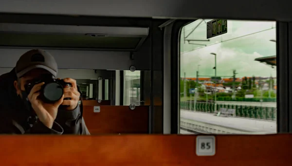 Homme Avec Capuchon Caméra Dans Miroir Dans Compartiment Train Rapide — Photo