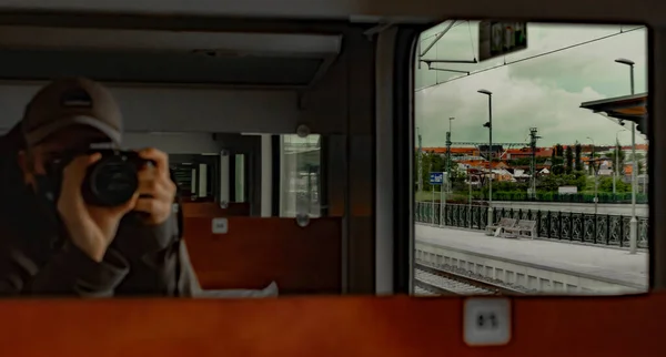 Homme Avec Capuchon Caméra Dans Miroir Dans Compartiment Train Rapide — Photo