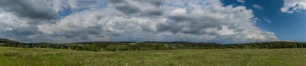 春天晴朗的蓝天 维纳洛夫村和As镇附近的风景 — 图库照片