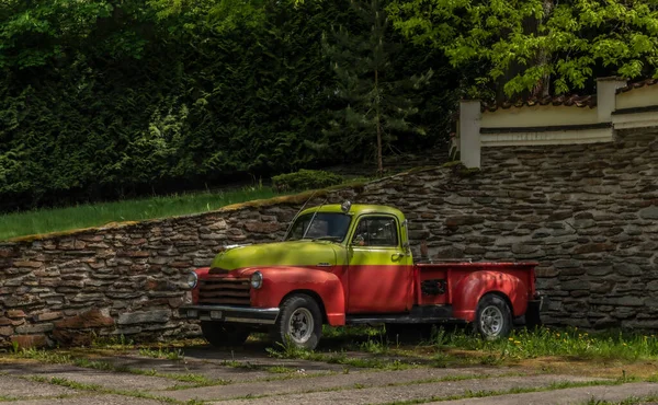 Eski Klasik Gazi Arabası Gümüşi Kırmızı Sarı Renkler Ilkbahar Güneşli — Stok fotoğraf