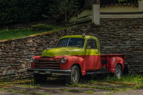 春の晴れた日に銀赤黄色と石の壁と古い古典的なベテランの車 — ストック写真