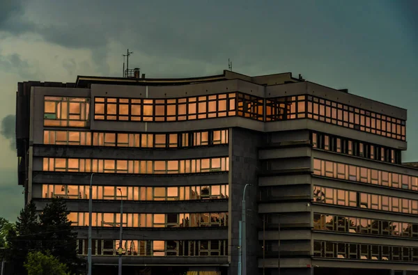 Construção Janela Vidro Laranja Plzen Cidade Oeste Boêmia Dia Chuvoso — Fotografia de Stock