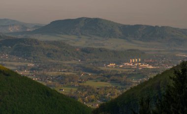 Beskydy 'deki Pustevny' den gelen renkli bahar sabahı manzarası teleferikli taze dağlar.