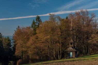 Pustevny 'deki eski ahşap şapel Beskydy dağlarının tepesinde ilkbahar güneşli sabahında