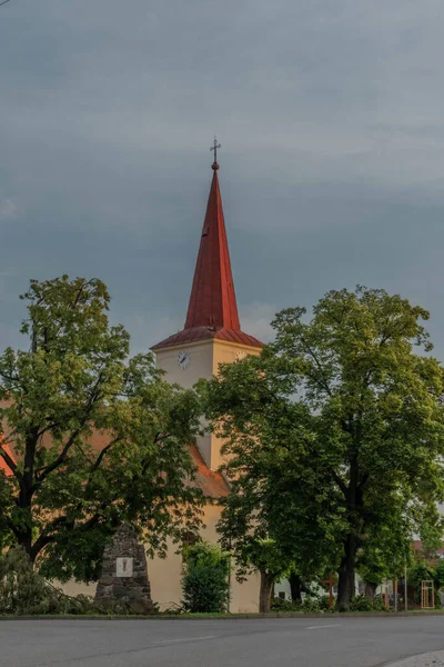 Kirche Rakvice Dorf Frühling Sonnige Farbe Frischen Abend — Stockfoto