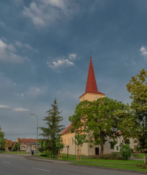 Kirche Rakvice Dorf Frühling Sonnige Farbe Frischen Abend — Stockfoto