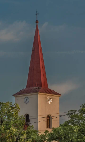 Iglesia en la aldea de Rakvice en la tarde de color soleado primavera —  Fotos de Stock