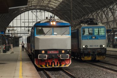 Yağmurlu bir günde Prag ana istasyonundaki eski motor ve yolcu vagonları