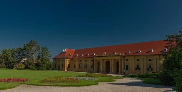 Castillo Lednice Con Jardín Primavera Color Fresco Soleada Mañana Agradable — Foto de Stock