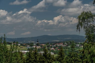 Yazın Krkonose Ulusal Parkı yakınlarında Bozkov Köyü güneşli sıcak hava