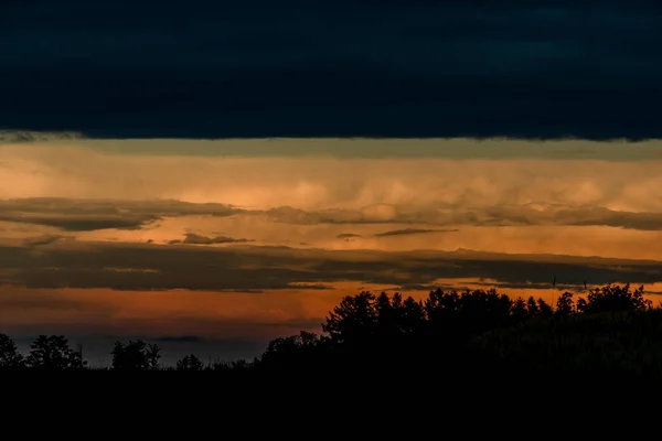 Zonsondergang Hete Zomer Regenachtige Avond Buurt Van Roprachtice Dorp Buurt — Stockfoto
