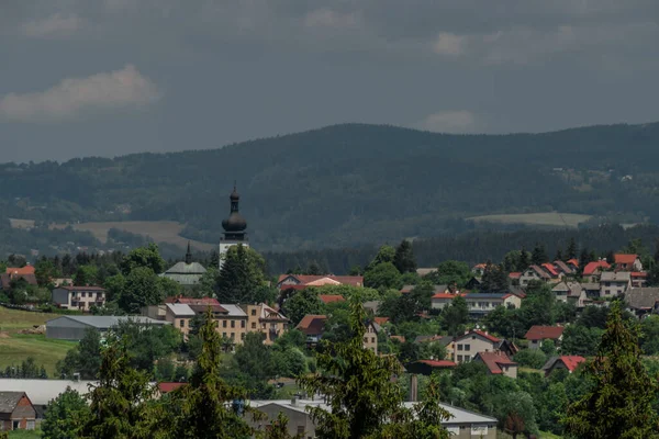 Village Bozkov Été Ensoleillé Journée Couleur Chaude Près Parc National — Photo